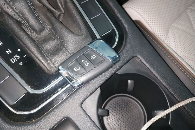 大众 迈腾 2023款 200万辆纪念版 330TSI DSG豪华型中控内饰7001