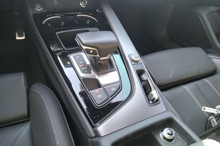 奥迪A4L 2024款 40 TFSI quattro RS套件燃速型中控内饰18