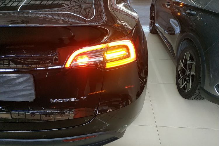 特斯拉 Model Y 2022款 改款 后轮驱动版车身外观9
