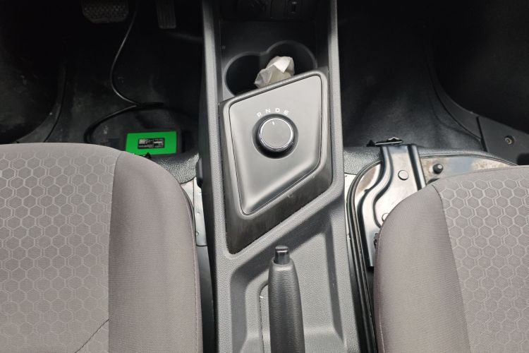 长安凯程 长安睿行EM60 2025款 客运版 舒适型 6座 240km 对开门 60kW中控内饰18