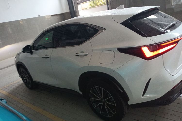 雷克萨斯NX新能源 2022款 400h+ 畅悦版车身外观4