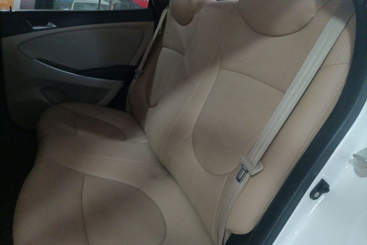 现代 瑞纳 2014款 1.4L 自动智能型GLS中控内饰21