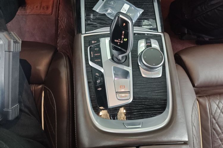 宝马7系 2019款 改款 740Li 领先型 M运动套装中控内饰18