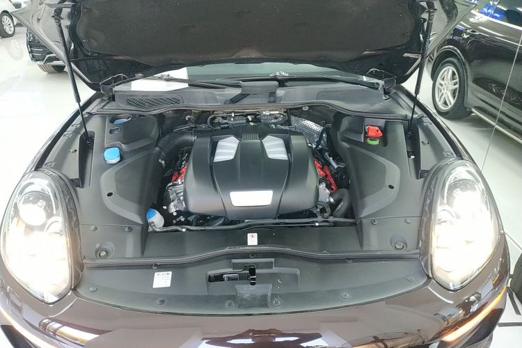 保时捷 2016款 Cayenne 3.0T机舱底盘24
