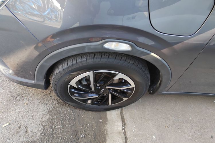 哪吒汽车 哪吒V 2021款 长续航娱乐版升级型车身外观6007