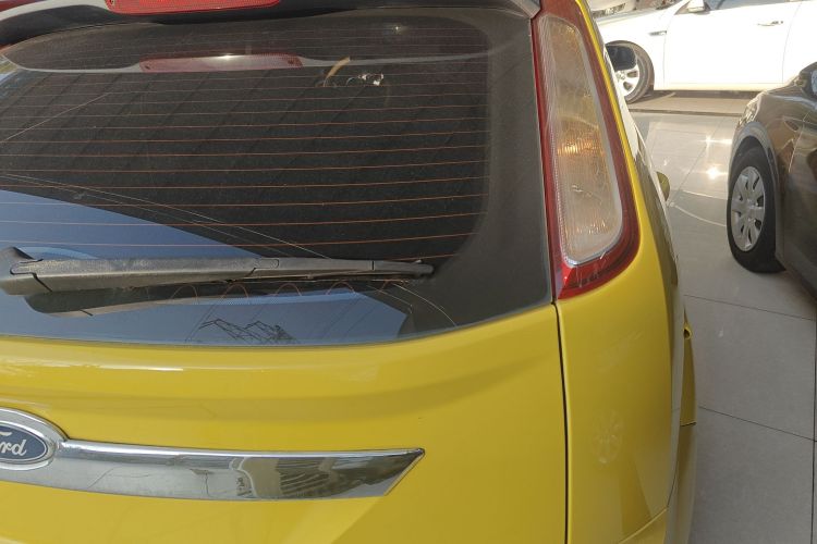 福特 福克斯 2013款 两厢经典 1.8L 自动基本型车身外观9