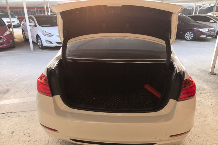 宝马3系 2013款 316i 运动设计套装局部细节23