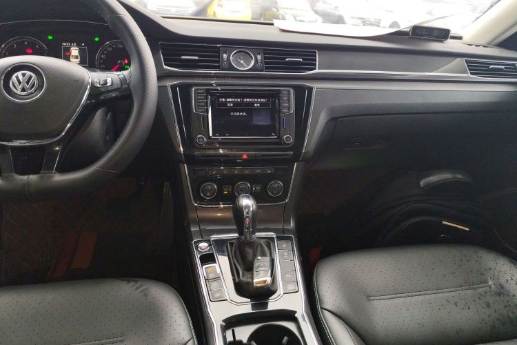大众 帕萨特 2017款 330TSI DSG御尊版中控内饰16