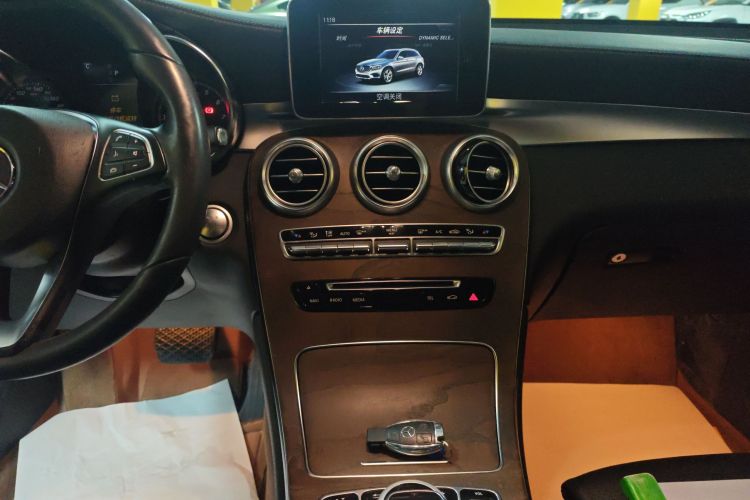 奔驰GLC 2016款 GLC 300 4MATIC 动感型中控内饰16
