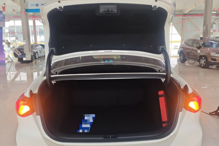 福特 福克斯 2022款 三厢 EcoBoost 180 自动竞速版中控内饰23