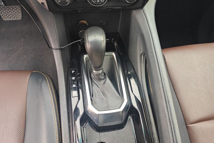 江铃 驭胜S350 2016款 2.0T 自动两驱汽油超豪华版5座中控内饰18