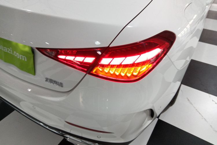 奔驰C级 2023款 改款二 C 260 L 运动版车身外观9