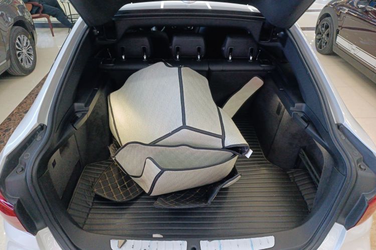 宝马3系GT 2019款 320i M运动套装机舱底盘23