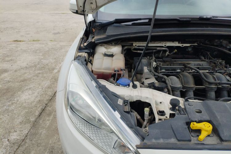 福特 福克斯 2015款 三厢 1.6L 自动风尚型局部细节9006