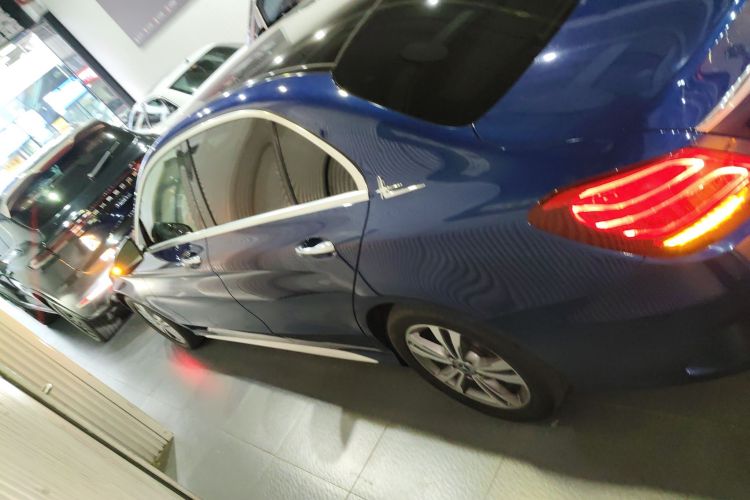 奔驰C级 2018款 C 200 L 运动版车身外观4