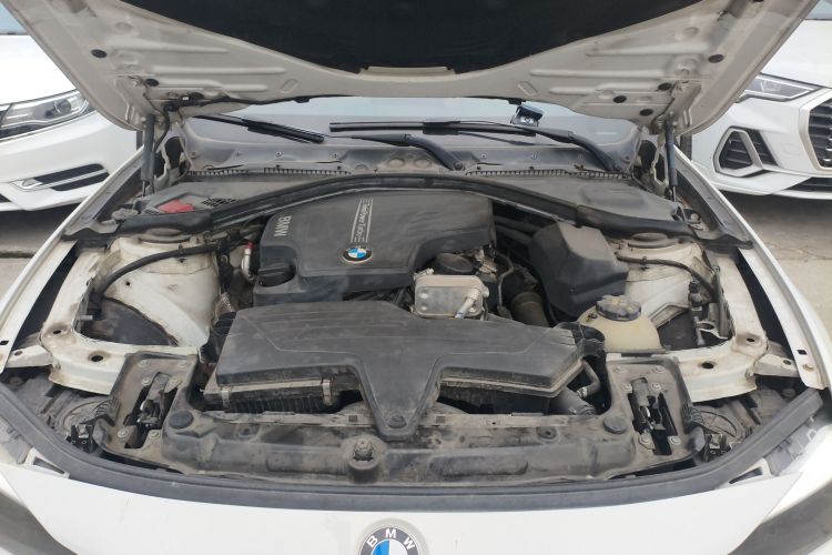 宝马3系 2014款 320i 进取型机舱底盘24