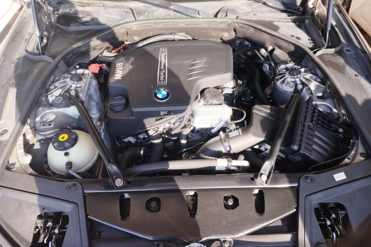 宝马5系 2013款 520Li 典雅型机舱底盘24