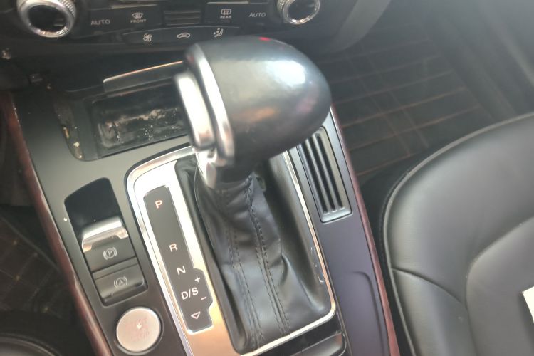 奥迪A4L 2016款 35 TFSI 典藏版 S line舒适型中控内饰18