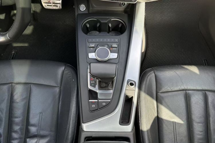 奥迪A4L 2017款 Plus 40 TFSI 运动型局部细节18