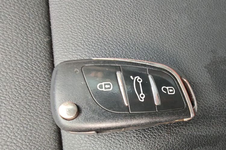 众泰SR7 2016款 1.5T CVT魔方之心版 国V中控内饰11