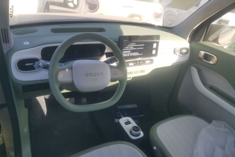 吉利银河 2025款 210km 熊猫骑士中控内饰12