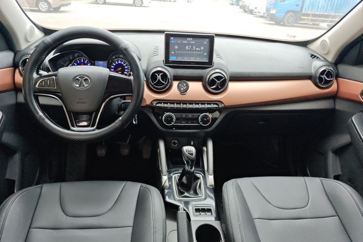 北京汽车 绅宝X35 2016款 1.5L 手动精英版中控内饰12
