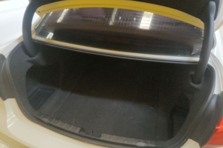 宝马3系 2018款 320Li 领先型M运动套装机舱底盘23