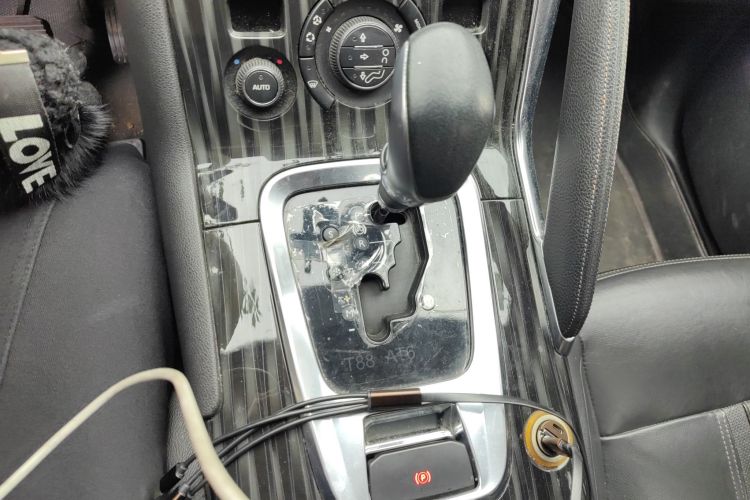 标致3008 2013款 2.0L 自动潮流版中控内饰18