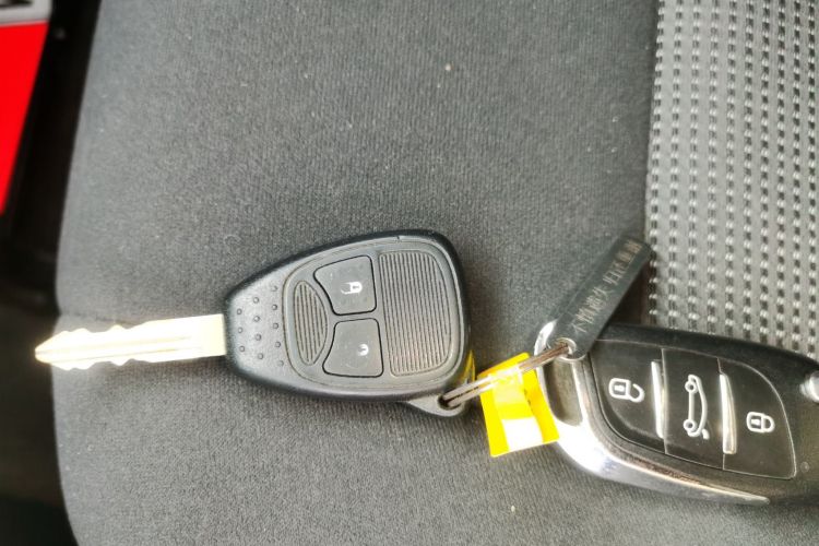 Jeep 指南者(进口) 2014款 改款 2.0L 两驱进取版中控内饰7001