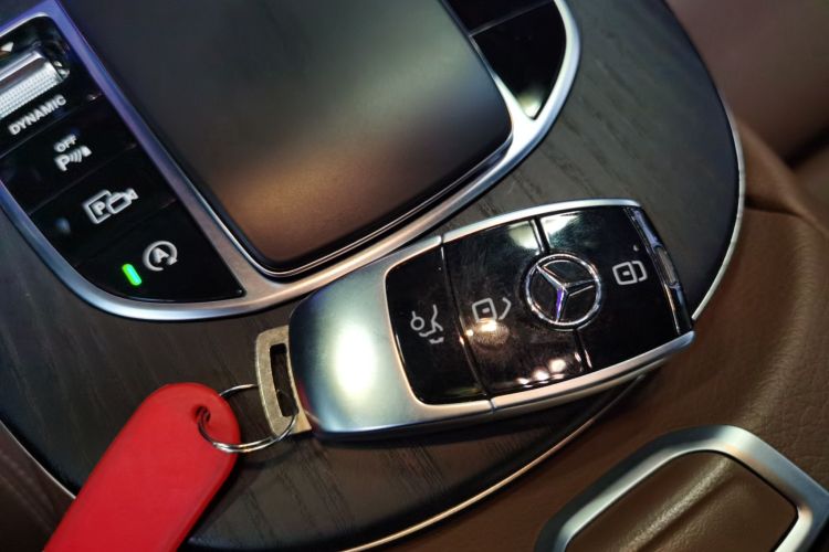 奔驰E级 2023款 改款 E 260 L 运动型中控内饰7001