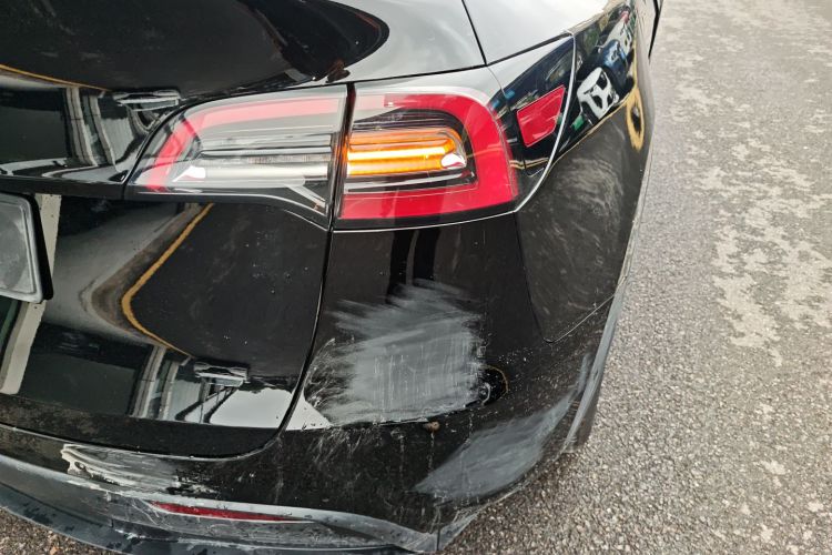 特斯拉 Model Y 2021款 长续航全轮驱动版车身外观9