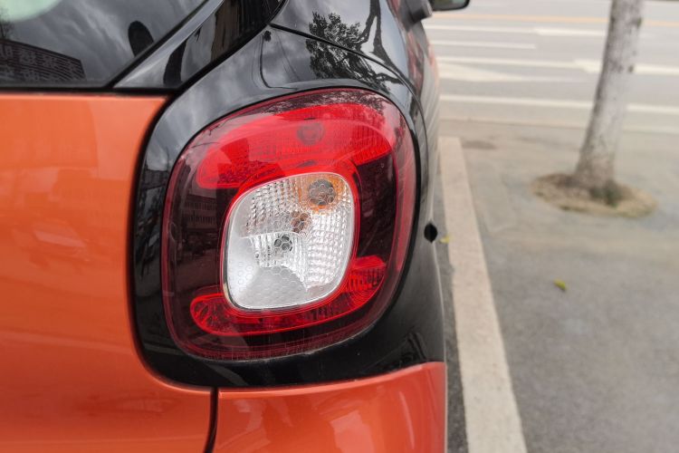 smart fortwo 2015款 1.0L 52千瓦硬顶激情版车身外观9