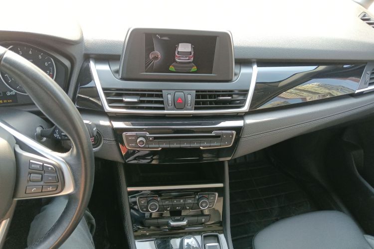 宝马2系旅行车 2016款 218i 运动设计套装中控内饰16