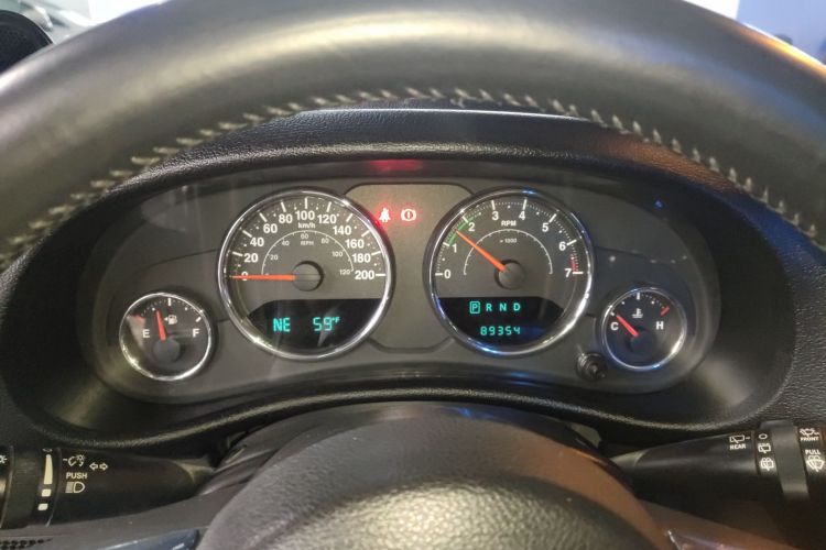 Jeep 牧马人 2014款 3.0L Sahara 四门版中控内饰14