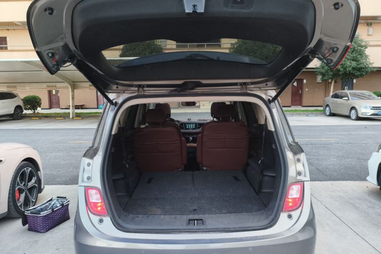 别克GL6 2019款 18T 6座互联尊贵型 国VI机舱底盘23