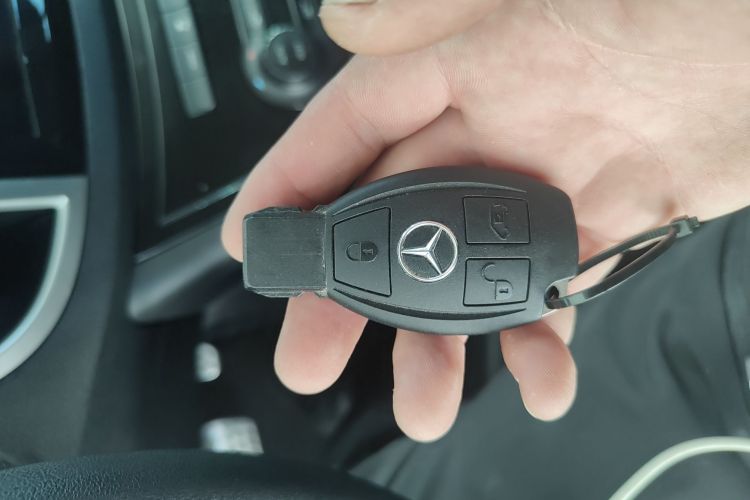 奔驰 威霆 2021款 2.0T 精英版 7座中控内饰7001