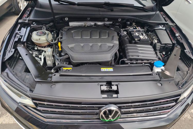 大众 迈腾 2023款 200万辆纪念版 330TSI DSG领先型机舱底盘24