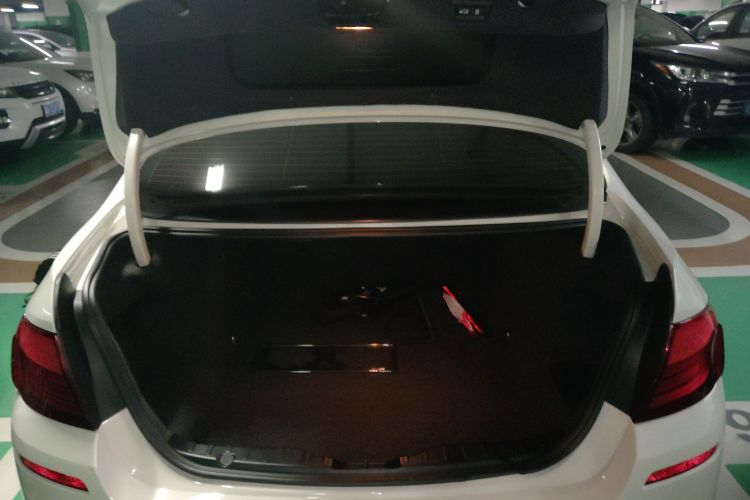 宝马M5 2012款 M5机舱底盘23