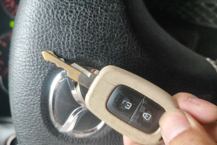 马自达6 2011款 2.0L 自动时尚型中控内饰11