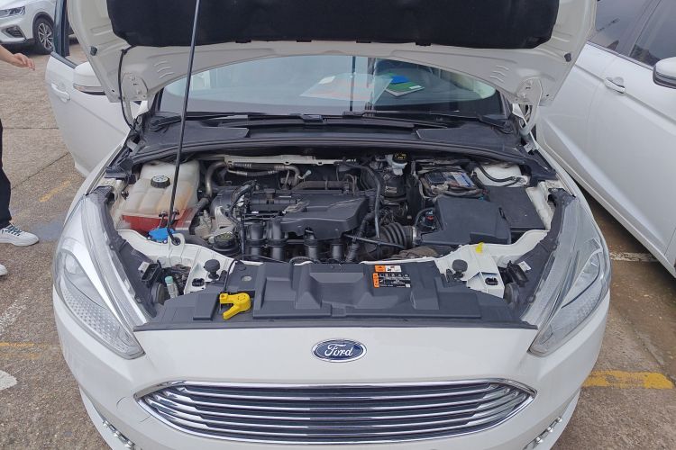 福特 福克斯 2018款 三厢经典 1.6L 自动舒适型智行版机舱底盘24