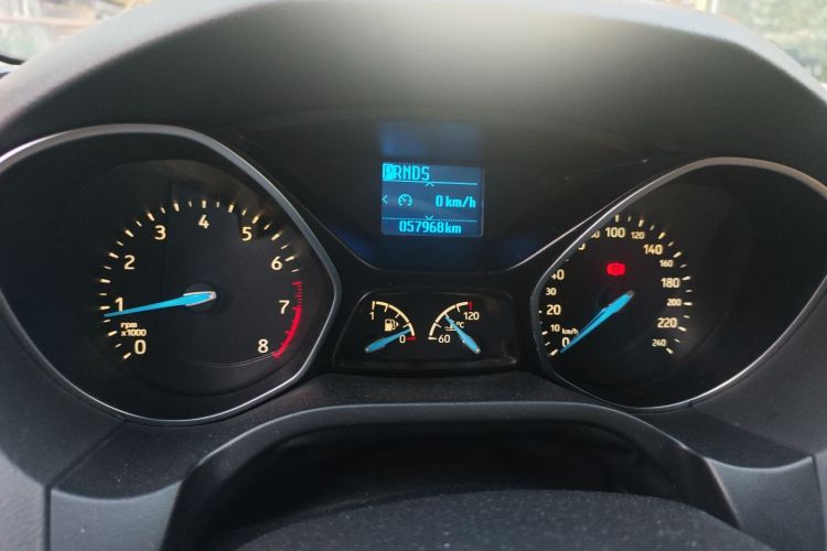 福特 福克斯 2015款 两厢 1.6L 自动风尚型中控内饰15