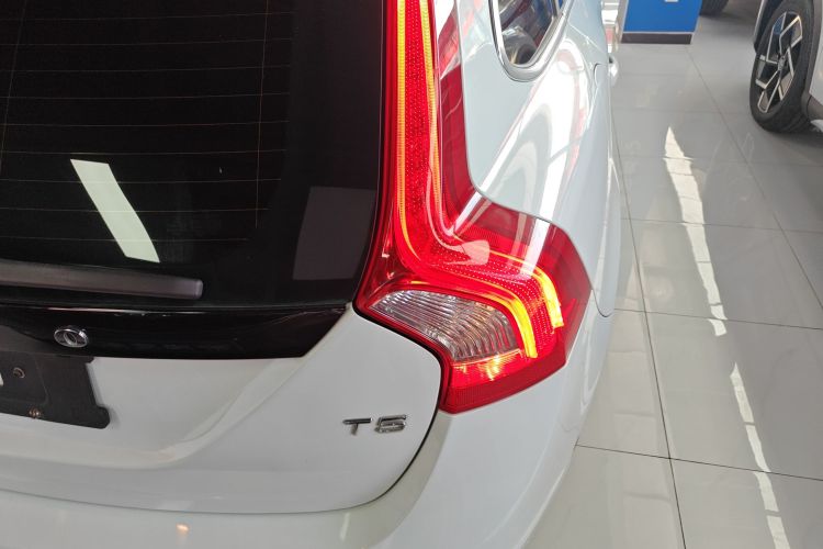 沃尔沃V60 2015款 T5 智雅版车身外观9