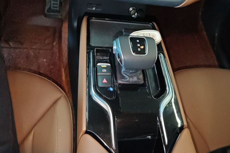 红旗E-QM5 2024款 610km PLUS中控内饰18