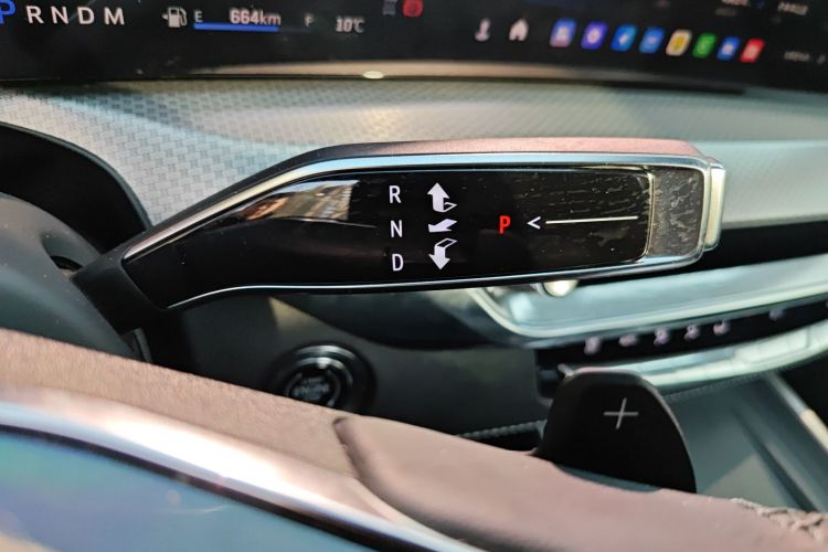 凯迪拉克XT5 2025款 2.0T 尊贵型中控内饰18