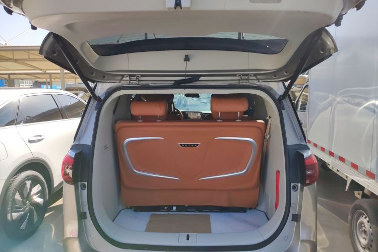 别克GL8 2023款 ES陆尊 舒适型机舱底盘23