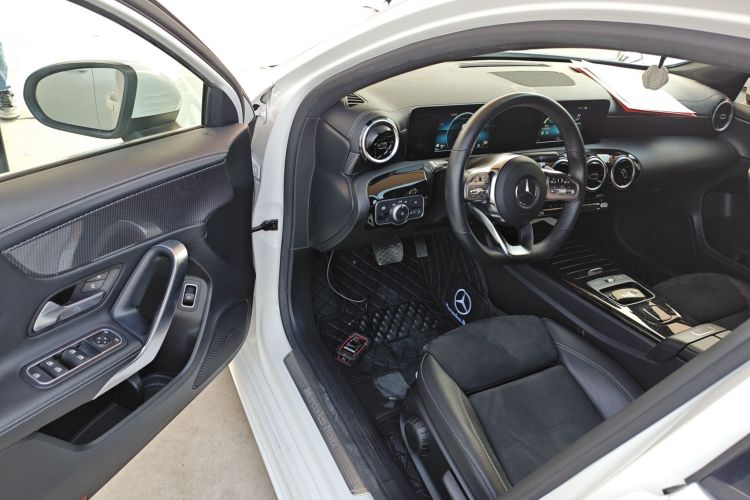 奔驰A级 2020款 A 180 L 运动轿车中控内饰20