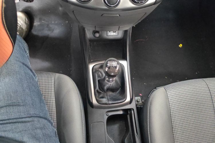 现代 悦动 2015款 1.6L 手动舒适型中控内饰18