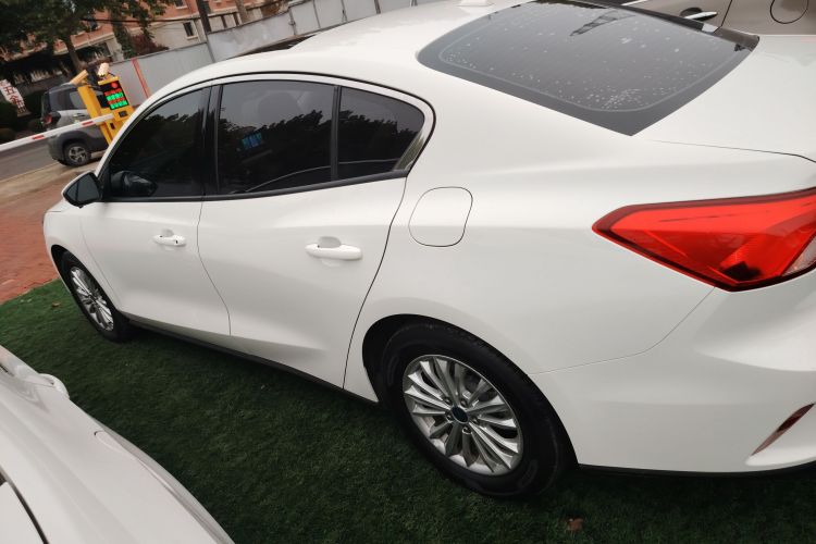 福特 福克斯 2021款 三厢 EcoBoost 180 自动锋潮型车身外观4