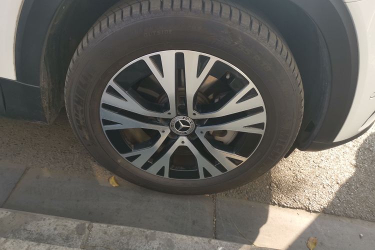 奔驰GLB 2025款 GLB 220 动感型车身外观10