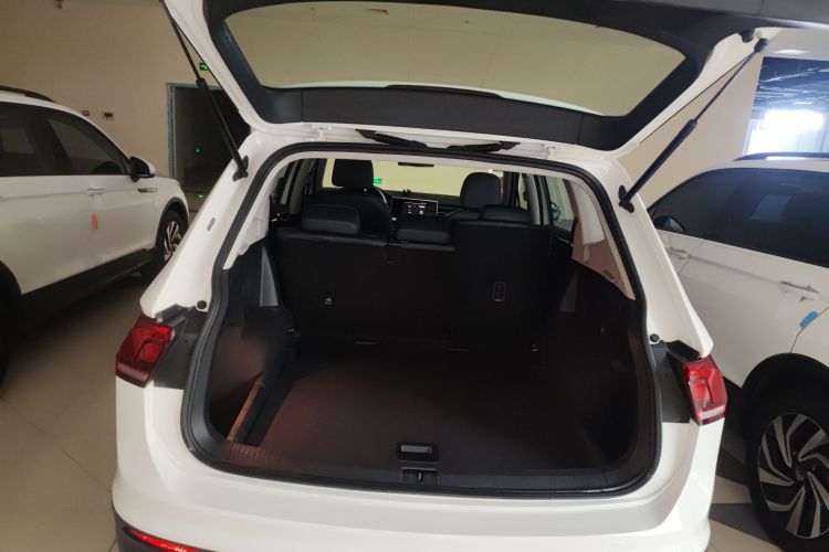 大众 途观L 2022款 330TSI 自动两驱舒享版机舱底盘23